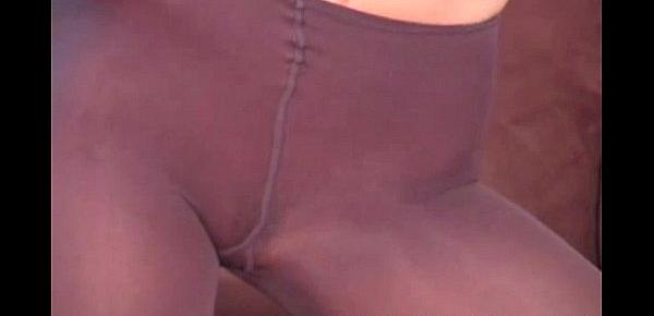  Nylon wearing hottie strokes her clit